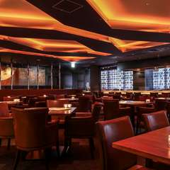 ソファーでくつろいでよし、カウンターから鉄板が見えてなおよし