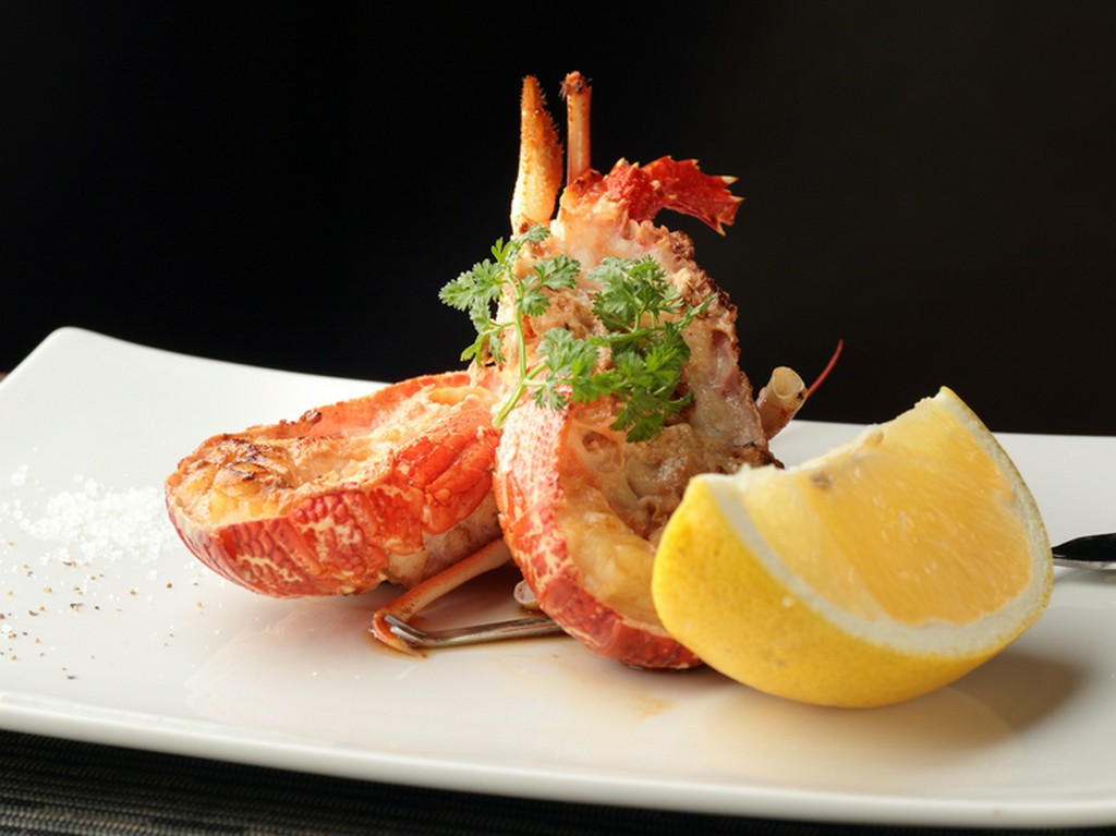 豊かな磯の風味が鉄板ではねる『イセエビの鉄板焼』