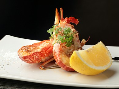 豊かな磯の風味が鉄板ではねる『イセエビの鉄板焼』