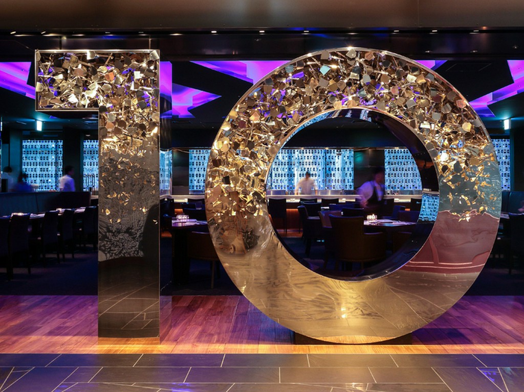 「10」をモチーフにしたスタイリッシュなエントランス