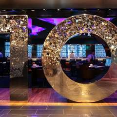 「10」をモチーフにしたスタイリッシュなエントランス