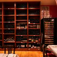 自然派ワインからクラシックなワインまで、「今飲んで美味しいワイン」をテーマに揃えられています。グラスワインも泡2種、白5種、赤5種と充実。食後酒まで豊富に用意されています。