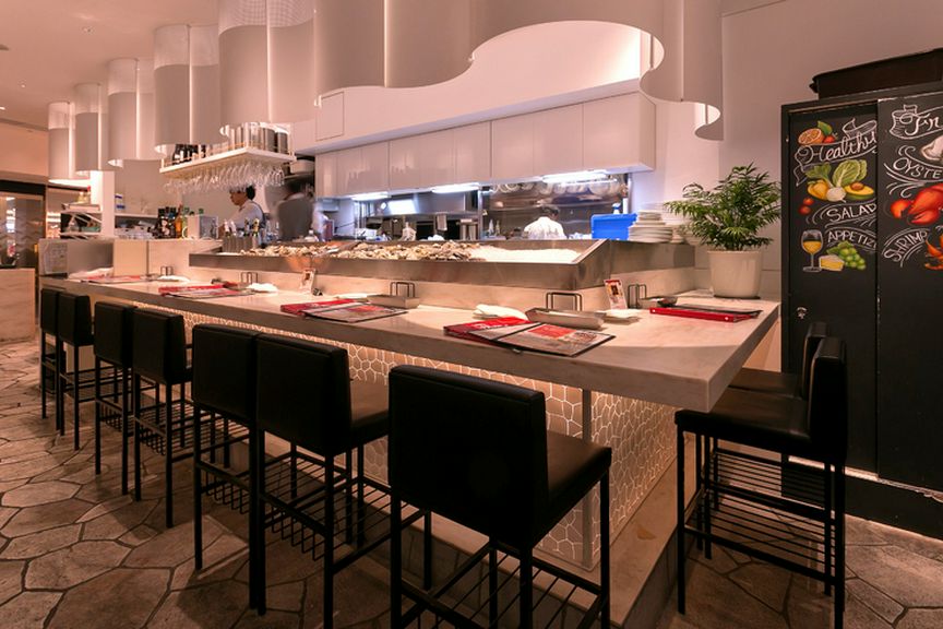 牡蠣とワインのマリアージュを楽しむ、1人の充実した時間