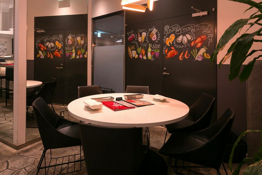 大人のムードでまったりと過ごせるオイスターバー