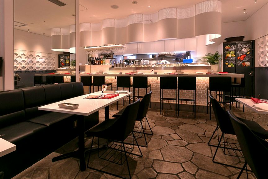 優しい照明がゆったりとくつろげる空間を演出