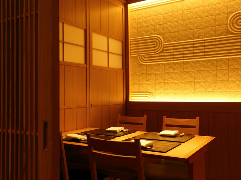 柔らかな灯りに包まれたテーブル個室は、落ち着ける大人の空間