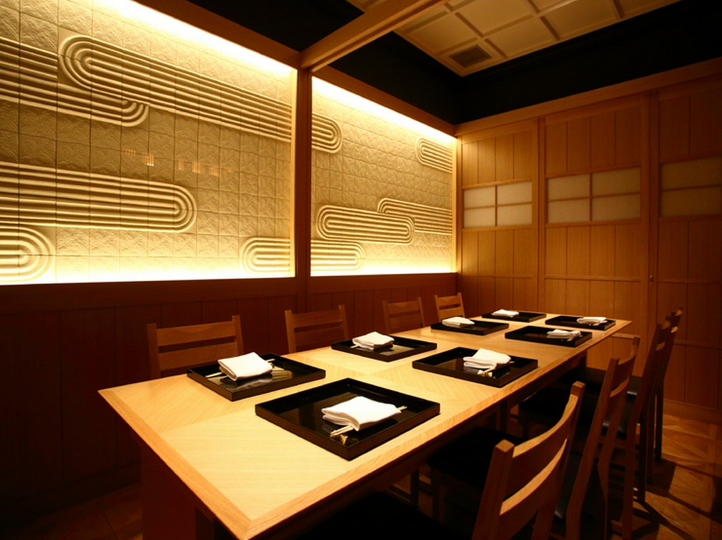 大切な人のおもてなしには、和の趣きと職人の技を静かな個室で