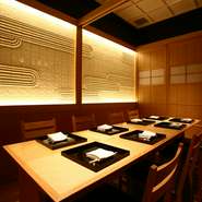 和を基調とした落ち着きのある店内には、テーブル個室やカウンター個室など、様々なタイプの個室をご用意。接待や会食、宴席など、目的に合わせて使い分けていただけます。海外のお客様にも喜ばれる空間です。