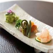 寿司料理長、和食料理長が豊洲に出向き、その時期その日の旬の食材の中からさらに最良の食材を入念に選んで季節の逸品に仕立てます。四季折々、優しい美味にひたれるのが魅力です。