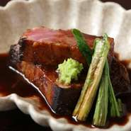 鮪の頭に近い腹側のカミの部位は大トロ。そのすぐ上にある背側のカミの部位は背上(セカミ)と呼ばれます。限られたこの稀少部位の中心をレアに周囲を香ばしく焼き上げ鮪の味を最大限に引き出した逸品。(写真は2人前)