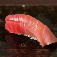 鮪専門の仲卸直営の強みを活かして、その日に最良の鮪を使った至福の一貫。鮪の旨味を最大限に引き出せるよう、シャリにもこだわっています。(写真は中トロ)