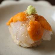 日本産のうにの中で最も美味しいといわれる北海道産蝦夷ばふんうにの濃厚な旨味と、富山湾の宝石と称される白エビの上品な味わい。口の中で広がるとろけるような甘さのハーモニーがたまりません。