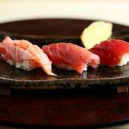 鮪専門の仲卸直営の強みを活かして、その日に最良の鮪を使った逸品。鮪の旨味を最大限に引き出せるよう、シャリにもこだわっています。左から大トロ、中トロ、赤身。