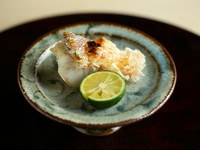 刺身でも食べられるほど鮮度の良い甘鯛を熟成させ、香ばしく焼き上げた贅沢な一皿。ウロコのパリッとした食感を楽しめます。ふんわりとした魚の身との調和が絶妙。