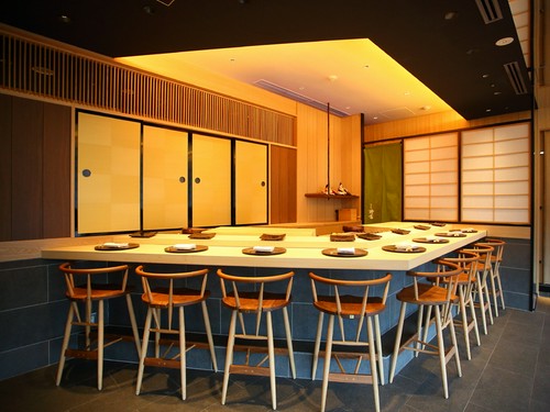 職人の華麗な手さばきに思わず目を奪われるカウンター席