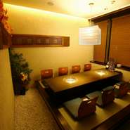 8名様用掘りごたつの座敷です。個室なので、接待やお誕生日、大事な記念日などにもご利用いただけるくつろげる、プライベート空間です。