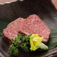 とても柔らかくて脂肪が少なく上品な味が特徴。一頭の牛で占める割合は重量のおよそ３％と極わずかな希少部位！