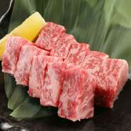 柔らかくて甘みがあり、霜降りが多くジューシーなのが特徴です。口に入れた瞬間に脂がジュワッ～と溶け出す最高部位の一つ。