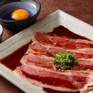 [すき焼き風味/焼きしゃぶ]焼肉の定番といえばカルビ！サシが入りやすく、油の旨味（甘味）と香りが楽しめます。この薄切りカルビは、飛騨牛の特上カルビの部分を薄くスライスしました。