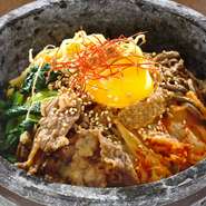 あっつあつの石焼きでまぜまぜして、おこげを作ってお召し上がりください。