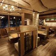 お洒落なインテリアが自慢の空間。デートや女子会はもちろん接待にもおすすめです。窓際の特等席から静岡駅周辺の夜景を眺めながら、美味しく楽しいひと時を過ごしてみてはいかがでしょう。