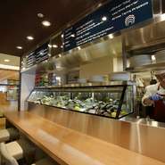 お一人様や少人数での利用も大歓迎！　全国各地の新鮮な牡蠣がズラリと並んだカウンター席で、二人でゆっくり寛ぎながら、ディナーやお酒を楽しむ至福のひとときに。