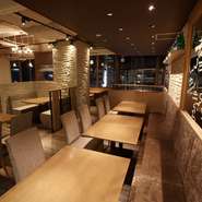 歓送迎会や懇親会等、多彩なシーンに御利用下さい。白ワインを中心に揃えた世界各国のワインと、旬の産地から仕入れた新鮮で安全な生牡蠣をお楽しみ頂けます。静岡駅直結でアクセス良好！雨の日でも安心です。