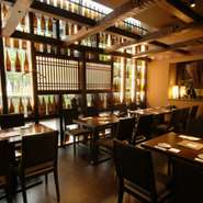 九州地方を中心とした焼酎と、銘柄黒豚を使った美味しい料理は会社接待や会食シーンにも最適です。こだわりの馬刺し等にも相性抜群の【芋蔵】自慢の焼酎で、最上級のおもてなしを。