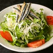 鹿児島で採れた新鮮なきびなごを生姜を利かせた酢味噌のドレッシングで。かごんまの恵みをお野菜と一緒に味わってください。
ハーフサイズ：400円(税抜)　
【価格】680円