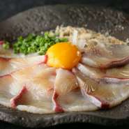 新鮮なボンタン鰤に鹿児島の甘醤油とたっぷりのすり胡麻の香り。玉子に絡めたらとろーり柔らかな味わいに　
【価格】880円