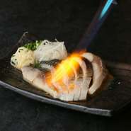 新鮮な九州産の脂がのった寒鯖を薩摩の黒酢で〆た逸品。たれには鹿児島の麦味噌を使い、さっと炙った香りでお湯割の焼酎向きのおつまみ　
【価格】780円