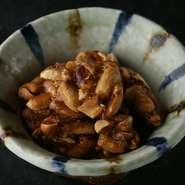 黒糖をまとわせた香ばしいキャラメル落花生は焼酎との相性抜群。　
【価格】350円