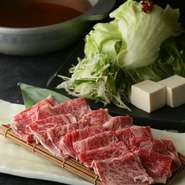 鹿児島県産の生産者に愛情いっぱい育てられた黒牛はきめ細かくやわらかい肉質で旨味が凝縮しています。飛魚の風味豊かなあご出汁と昆布の優しいお出汁とレタスでさっとしゃぶしゃぶしてお召し上がり下さい。