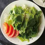 不足しがちなたっぷりのお野菜へ、シンプルに大分のかぼすを使用したサラダです。キャンパーさんはじめ隠れたファンの多い北九州の万能調味料黒瀬スパイスを隠し味に。
ハーフサイズ：350円(税抜)　
【価格】600円