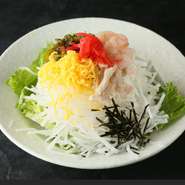 奄美地方の郷土料理鶏飯　鶏飯の具材をそのままお野菜たっぷりのサラダでどうぞ。鶏ガラベースのドレッシングをかけてまるで鶏飯。
ハーフサイズ：400円(税抜)　
【価格】680円