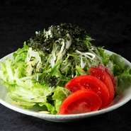 あおさとはヒトエグサといわれるのりで、国産品のあおさは貴重！　　　
ゴマ油と黒瀬スパイス、あおさの塩味でチョレギ風のサラダです。
ハーフサイズ：350円(税抜)　
【価格】600円