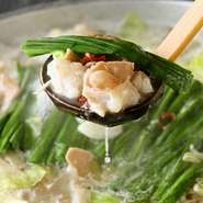 新鮮ぷりぷりの牛ホルモンを使った芋蔵こだわりのもつ鍋を是非ご賞味下さい。
お味はあっさりとした上品な味わいの「塩」、
２種類の味噌を独自配合したコクと甘みの絶妙なハーモニーの「味噌」、
長崎県産飛魚を