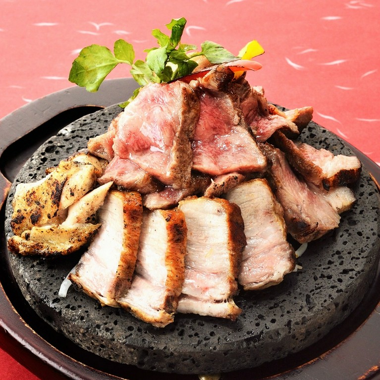 3種類の肉を味わえる『さつま大地の桜島全部のっけ盛り』