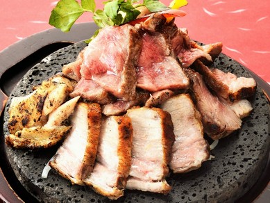 3種類の肉を味わえる『さつま大地の桜島全部のっけ盛り』