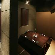 4名までで使えるお座敷個室は限定1席。和モダンな趣きのある座敷は、接待にも使えます。限定1席の上、人気があるので予約が必至です。ご希望の方はお早めに！　席だけの予約も可能です。