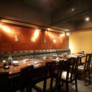 九州地方を中心とした焼酎と、銘柄黒豚などを使った料理でのおもてなしは、会社接待や会食シーンにも最適。接待向けの席も多数用意されていますので、詳しくは店舗までお問い合せください。