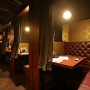 落ち着いた雰囲気の店内には、少人数個室も多数。仕事帰りに同僚と、ちょっと飲みたい時にもうってつけです。ゆったりとくつろげる雰囲気で、一日の疲れを癒してくれます。