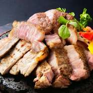 黒豚2種＋桜島鶏＋黒牛。脂肪分の少ない引き締まった身は、大変柔らかく、ジューシーな味わいが特徴です。