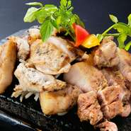 黒豚2種＋桜島鶏。脂肪分の少ない引き締まった身は、大変柔らかく、ジューシーな味わいが特徴です。