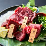 熊本名物の馬刺しの赤身、ロース、霜降りの3種盛り合わせ。日替わりで供されるハツモト、フタエゴなどを加えて4種盛りにすることもできます。老舗【キンコ－醤油】の甘い醤油でどうぞ。