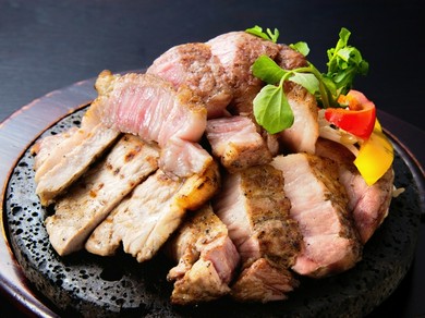 黒豚、桜島鶏、黒牛の3種の味が楽しめる芋蔵看板メニュー『さつま大地の桜島のっけ盛り』