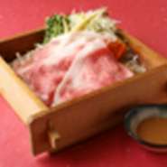 鹿児島県産の生産者に愛情いっぱいに育てられた黒牛はきめ細かくやわらかい肉質で旨みが凝縮してます。
せいろで蒸し上げることで旨味と薫りを封じ込めた鹿児島の大地の恵みをお楽しみ下さい。