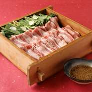 蒸すことで鹿児島産黒豚の優しい味が引き出せます。
芋蔵特製の九州醤油ベースのたれをたっぷり付けてお召し上がり下さい。