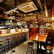 スタイリッシュな雰囲気と温かさも感じるオシャレな店内で、地域で愛されてきた食材をモダンにアレンジした料理も楽しめ、ご当地グルメの新たな魅力を味わえます。地元の人々も観光で訪れた方々も親しめるバルです。