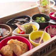 高知県幡多地区で生産されたこだわりの食材を使ったタパスを9種一度に楽しめる盛り合わせです。その日のおすすめを選び抜き、旬の食材も味わえます。一杯目のお供にどうぞ。